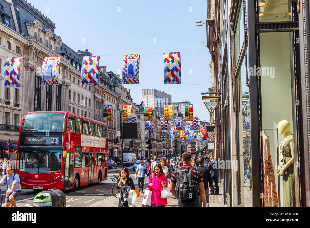 Regent Street View, Londra W1 una importante strada per lo shopping nel West End della città capitale affollata di turisti e di amanti dello shopping in una giornata di sole con cielo blu Foto Stock