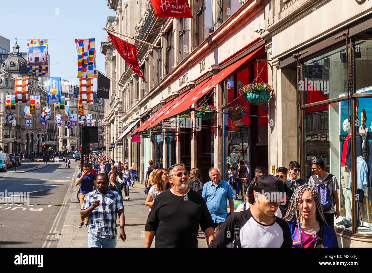 Regent Street View, Londra W1 una importante strada per lo shopping nel West End della città capitale affollata di turisti e di amanti dello shopping in una giornata di sole con cielo blu Foto Stock
