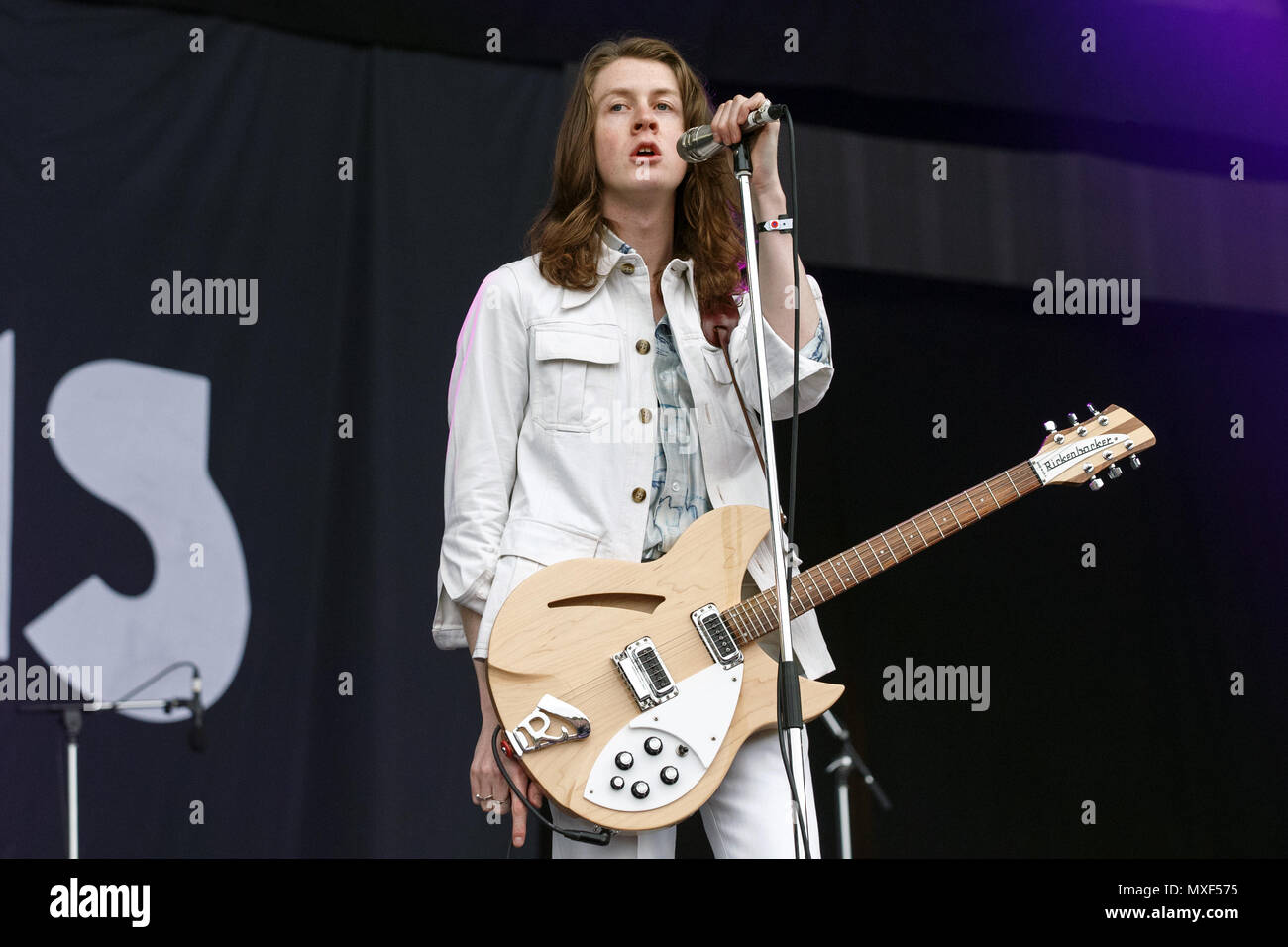 Tom Ogden, cantante dei fiori, dal vivo sul palco. Blossoms live, sboccia cantante, sboccia in concerto. Foto Stock