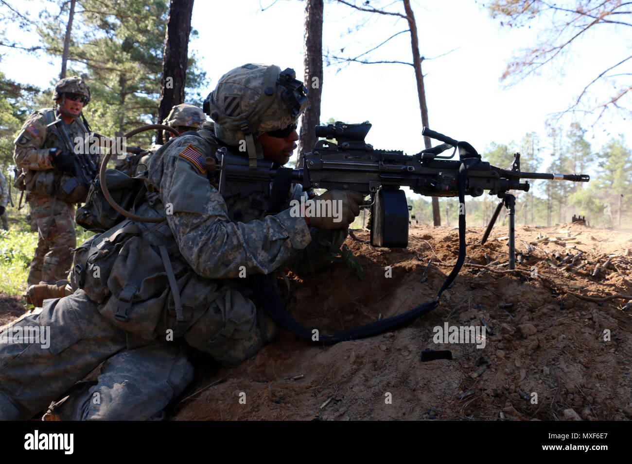 Un soldato con Charlie Company, Task Force 1-28, 48th della brigata di fanteria combattere la squadra, terza divisione di fanteria incendi un M249 arma automatica della squadra durante una società live-fire esercizio 3 Maggio 2017 a Fort Benning, Ga. La leadership di TF 1-28 convalidato l'azienda è pronta per un combattimento esportabile training center per esercitare 48th IBCT, impostato per il mese di giugno 2017 a Fort Stewart, Ga. Foto Stock