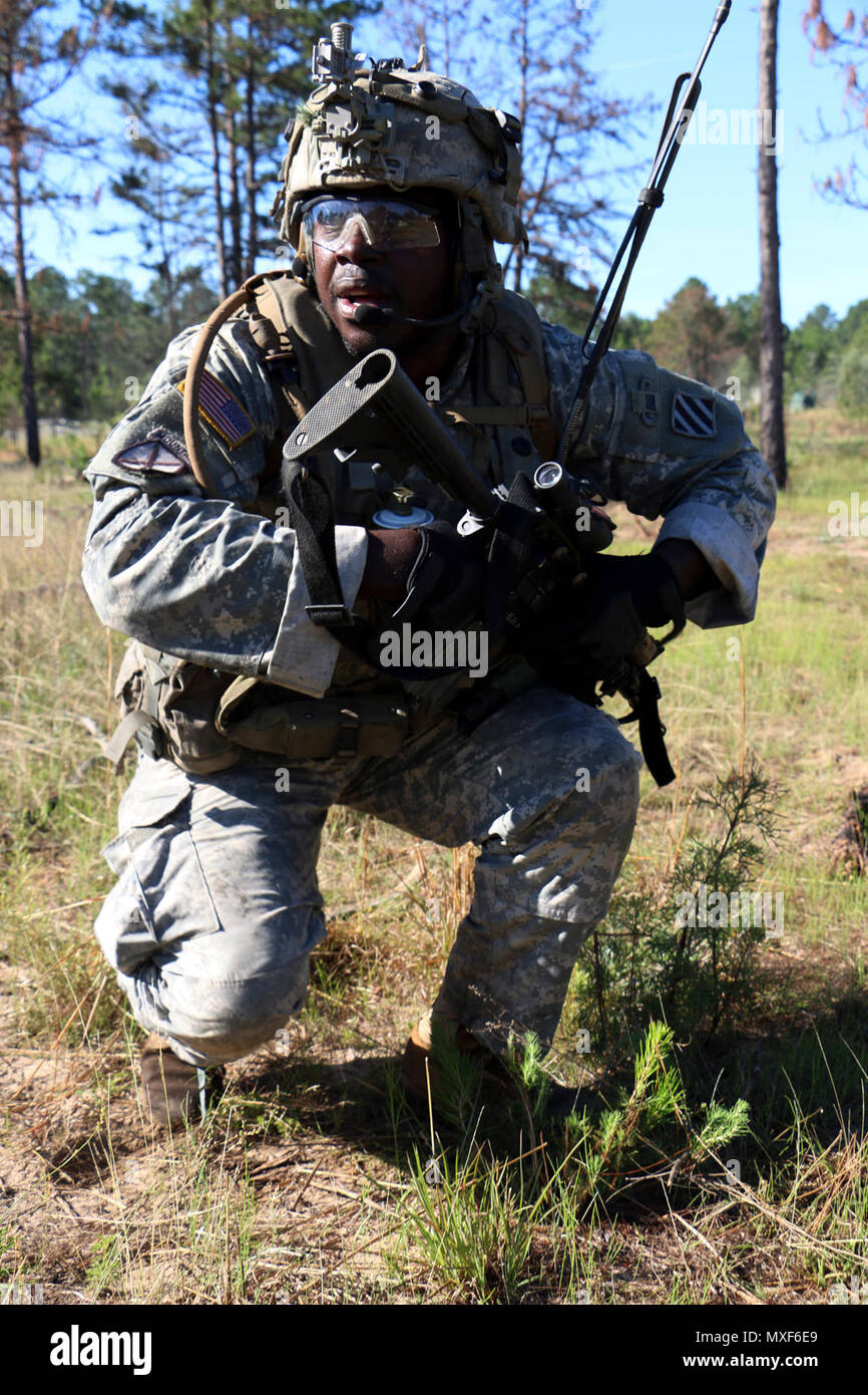 Un soldato con Charlie Company, Task Force 1-28, 48th della brigata di fanteria combattere la squadra, terza divisione di fanteria è pronta a muoversi verso un obiettivo durante una società live-fire esercizio 3 Maggio 2017 a Fort Benning, Ga. La leadership di TF 1-28 convalidato l'azienda è pronta per un combattimento esportabile training center per esercitare 48th IBCT, impostato per il mese di giugno 2017 a Fort Stewart, Ga. Foto Stock