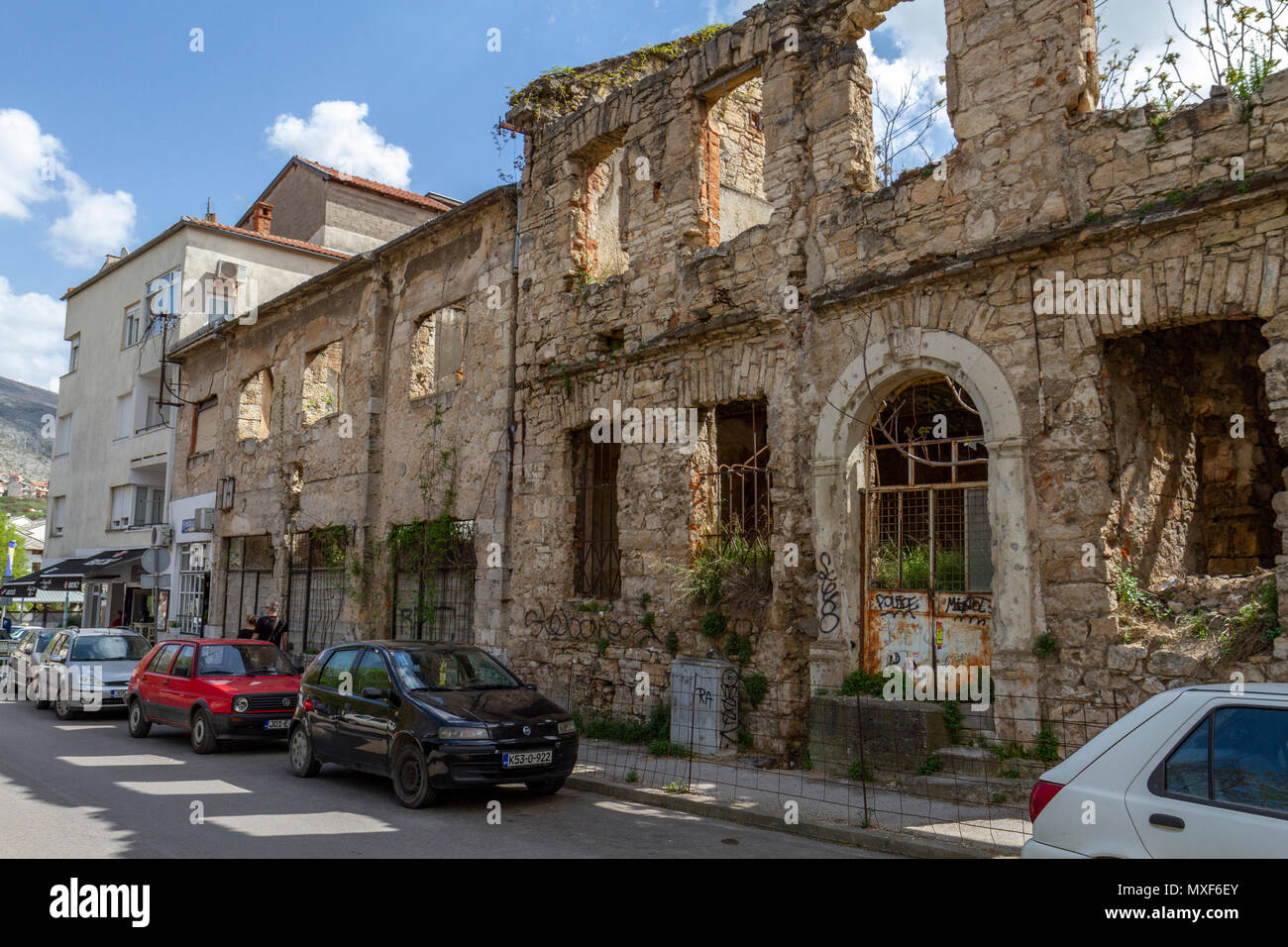 Una guerra in Bosnia (Patria Guerra) edificio danneggiato a Mostar, la Federazione di Bosnia ed Erzegovina. Foto Stock