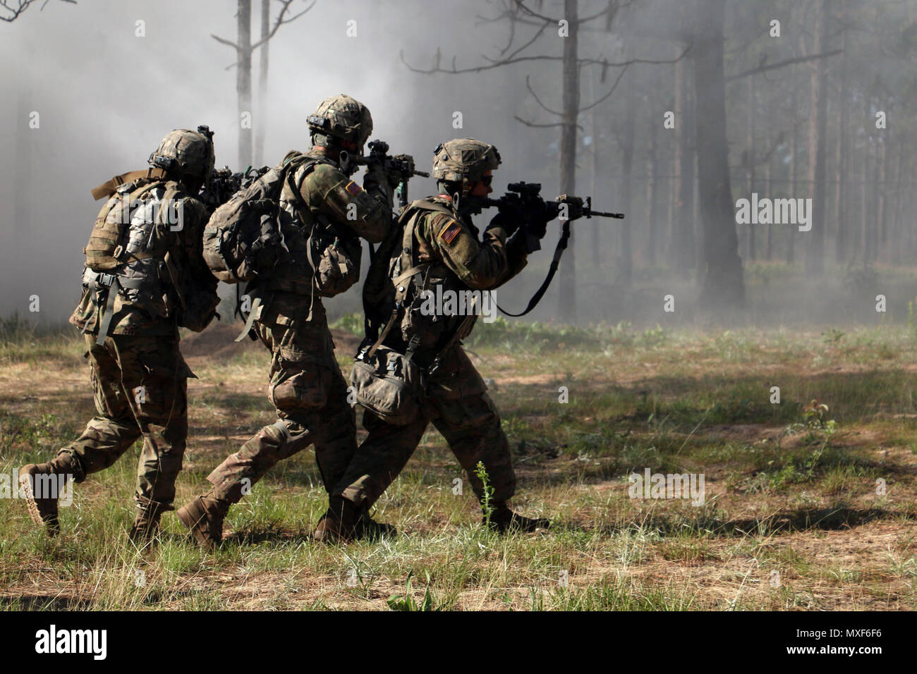 Soldati di Charlie Company, Task Force 1-28, 48th della brigata di fanteria combattere la squadra, terza divisione di fanteria a spostarsi sul loro obiettivo durante una società live-fire esercizio 3 Maggio 2017 a Fort Benning, Ga. La leadership di TF 1-28 convalidato l'azienda è pronta per un combattimento esportabile training center per esercitare 48th IBCT, impostato per il mese di giugno 2017 a Fort Stewart, Ga. Foto Stock
