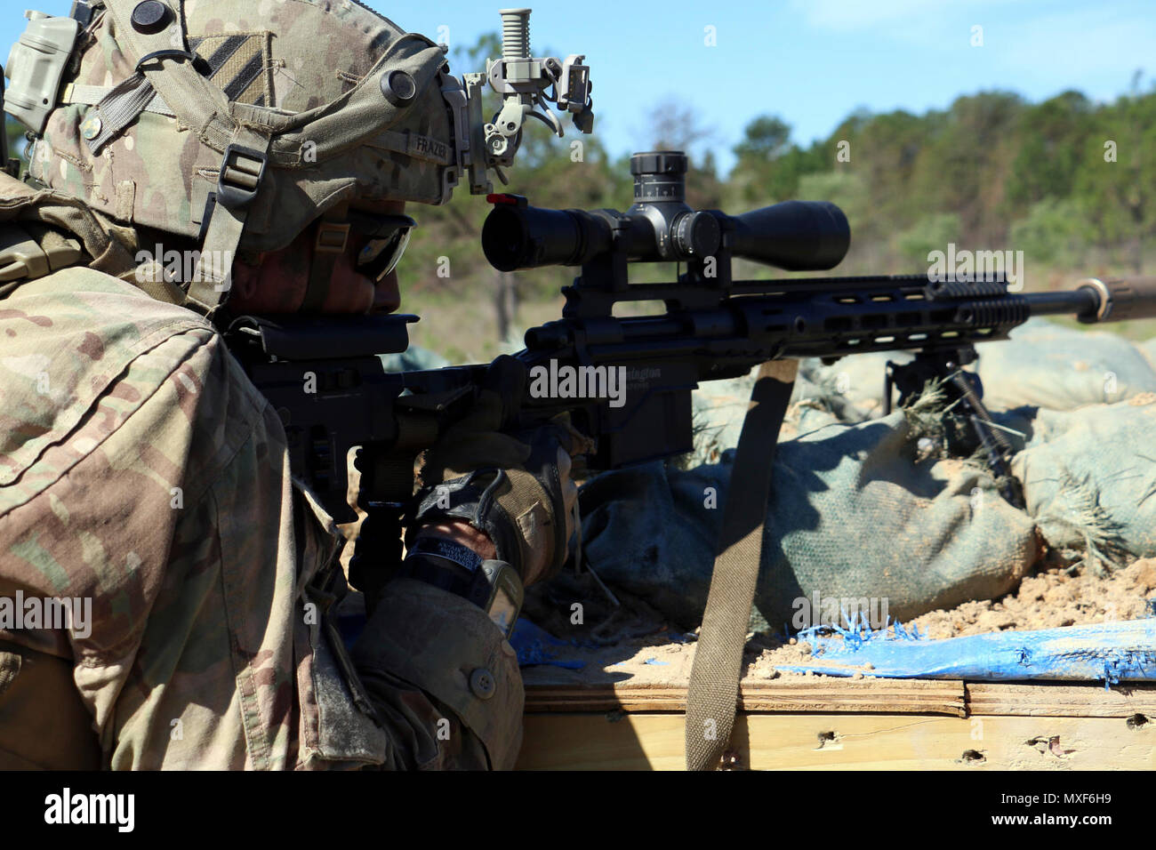 Un soldato con Charlie Company, Task Force 1-28, 48th della brigata di fanteria combattere la squadra, terza divisione di fanteria incendi a Remington fucile da cecchino durante una società live-fire esercizio 3 Maggio 2017 a Fort Benning, Ga. La leadership di TF 1-28 convalidato l'azienda è pronta per un combattimento esportabile training center per esercitare 48th IBCT, impostato per il mese di giugno 2017 a Fort Stewart, Ga. Foto Stock