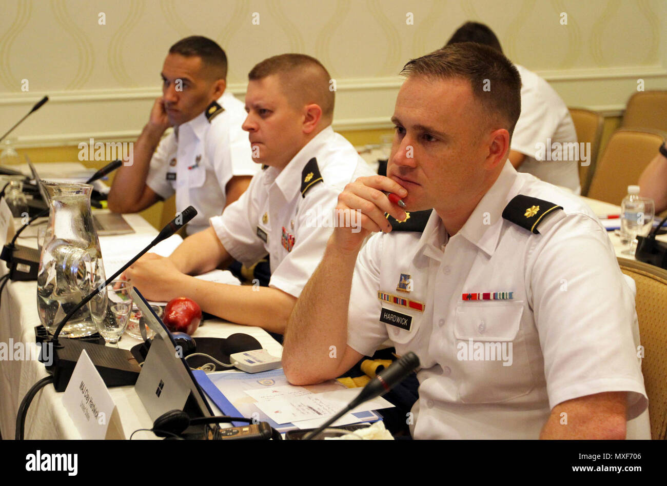 Stati Uniti Esercito militare attribuisce, come il Mag. Clay Hardwick (in primo piano), ascoltare una lezione presso l'U.S. Esercito Senior centrale Strategy Session, ospitati in Tyson's Corner, Va., 2-4 maggio 2017. Il simposio ha dato i dirigenti senior di USARCENT l'opportunità di sentire da civili e militari di esperti per il Medio Oriente e anche da alti capi militari nella regione. Foto Stock