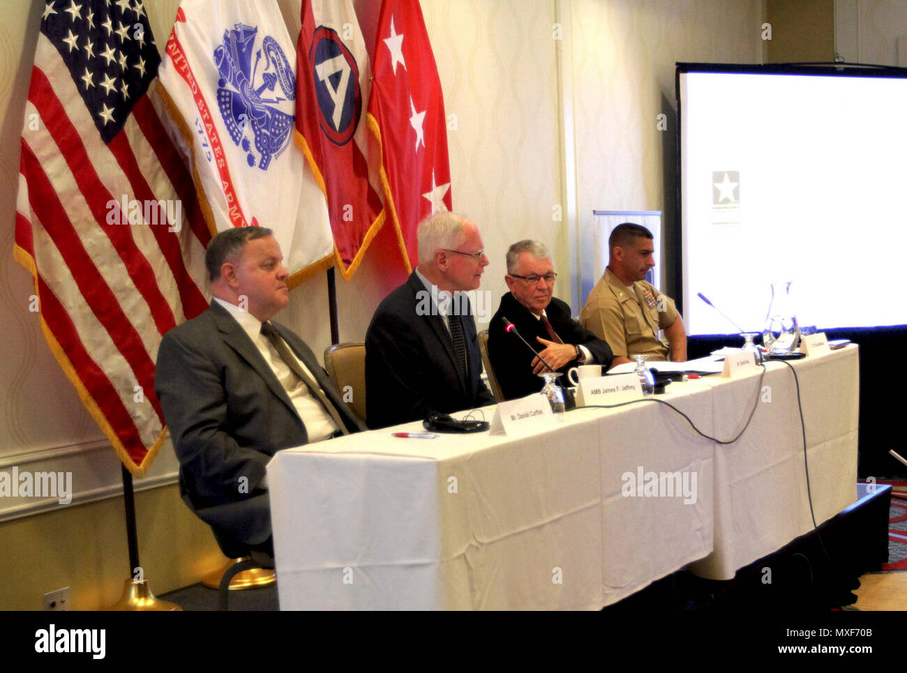 Ambasciatore James Jeffery (secondo da sinistra), l'ex ambasciatore in Iraq, risponde alle domande presso l'U.S. Esercito Senior centrale Strategy Session in Tyson's Corner, Va., 2-4 maggio 2017. Il simposio ha dato i dirigenti senior di USARCENT l'opportunità di sentire da civili e militari di esperti per il Medio Oriente e anche da alti capi militari nella regione. Foto Stock