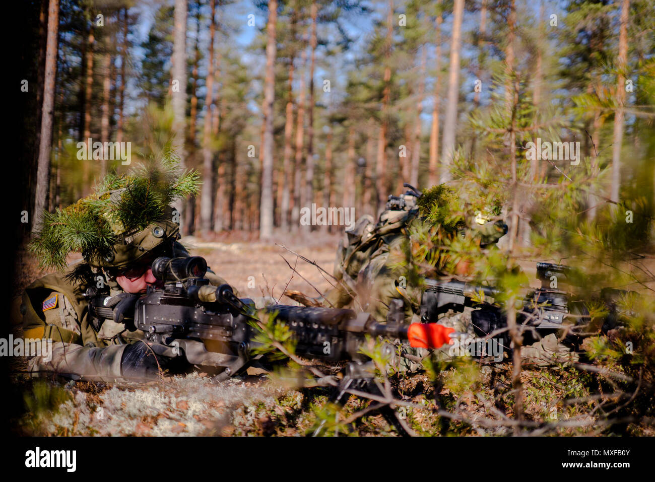 Stati Uniti I soldati delle truppe di Apache, 1° Stormo, 2° reggimento di cavalleria, tirare la sicurezza durante il corso di formazione in Pohjankangas, Niinisalo, Finlandia, 3 maggio 2017. La truppa, accanto al finlandese e soldati norvegesi hanno partecipato a freccia 17, un annuale di formazione finlandese di esercizio che migliora l'interoperabilità e la capacità di meccanizzato, motorizzato ed unità blindate per eseguire manovre tattiche insieme. Foto Stock