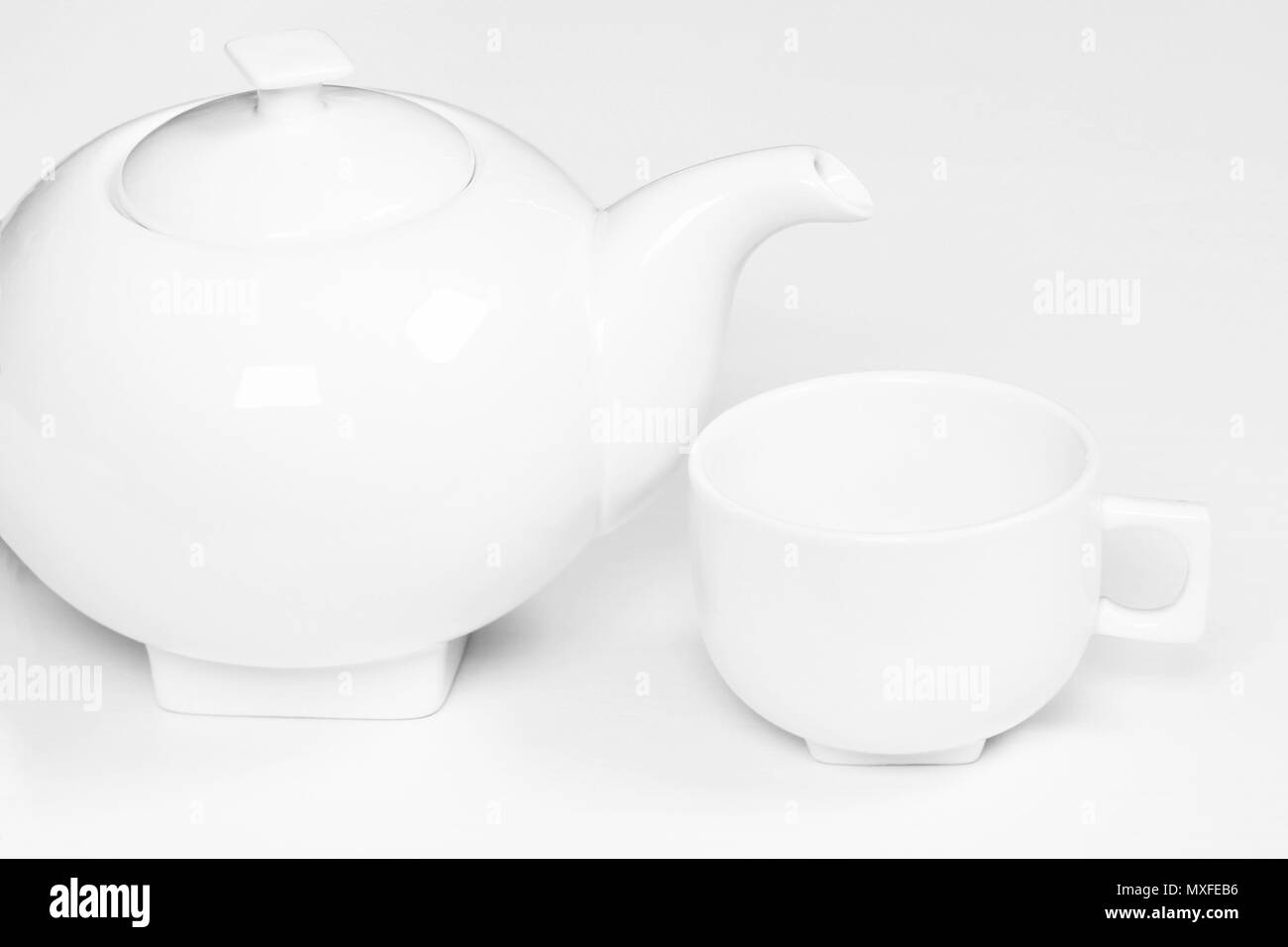 Tazza bianca e teiera uft tè o caffè isolato Foto Stock