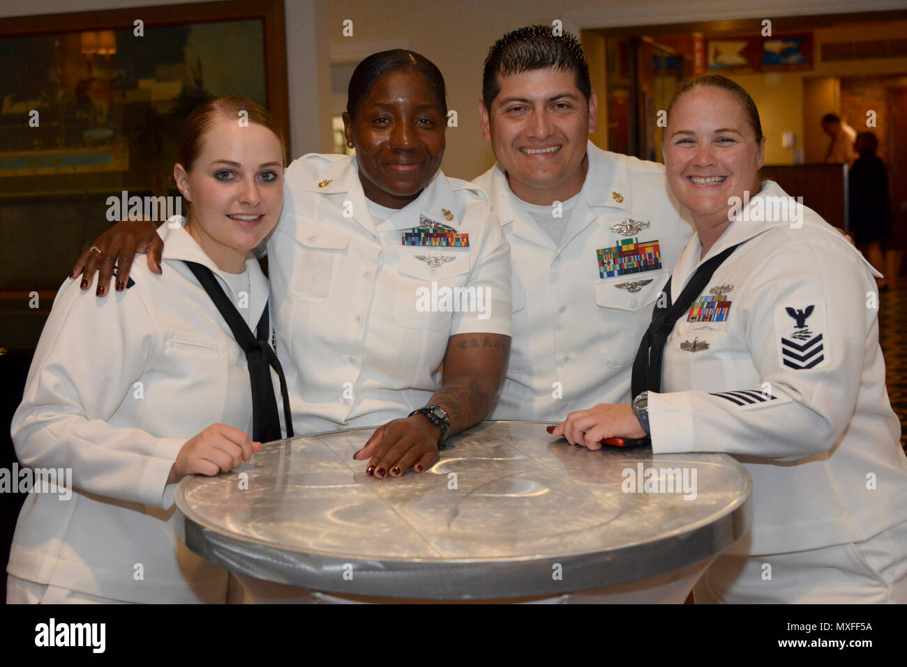 FORT LAUDERDALE, Fla -- marinai di sospendere la loro discussione per scattare una foto di gruppo durante un omaggio alle donne nell'evento militare a Lauderdale Yacht Club a Fort Lauderdale, Florida, il 4 maggio 2017. L evento è stato parte della ventisettesima edizione della Settimana della flotta Port Everglades e è stato sponsorizzato da Totale Marine Solutions Inc. Vice Ammiraglio Jan Tighe, vice capo della Naval opertions per informazioni guerra e direttore di Intelligence navale ha parlato all'evento. Foto Stock