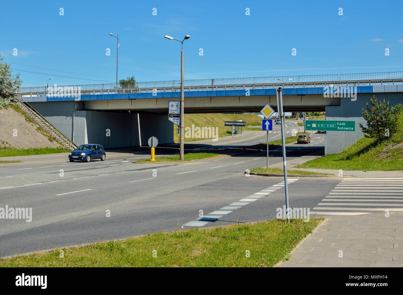 TYCHY, Polonia - 6 Maggio 2018: crocevia di strade sotto la strada nazionale numero 1 in Tychy, Polonia. Foto Stock