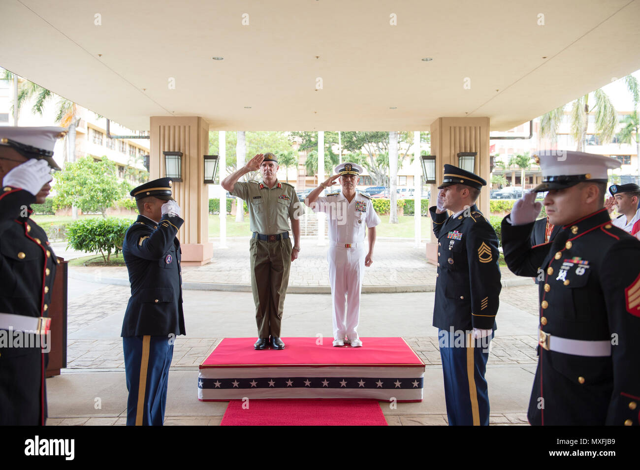 161101-N-DX698-006 CAMP H.M. SMITH, Hawaii (nov. 1, 2016) Il comandante degli STATI UNITI Pacifico Comando (USPACOM), ADM. Harry Harris, Jr. e Nuova Zelanda Capo delle Forze di Difesa, Lt. Gen. Tim Keating rendere onori durante un onore cerimonia al quartier generale USPACOM. Durante la sua visita alle Hawaii, Keating si incontrano con i dirigenti senior, interagiscono con il servizio degli Stati Uniti i membri e i tour strutture militari. (U.S. Navy foto di Sottufficiali di prima classe Jay M. Chu) Foto Stock