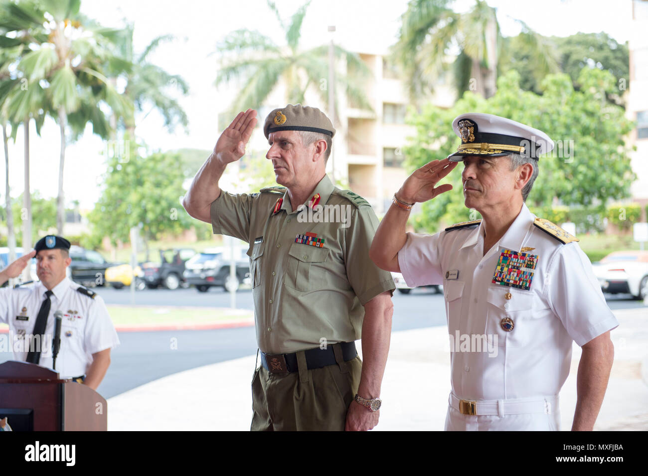 161101-N-DX698-012 CAMP H.M. SMITH, Hawaii (nov. 1, 2016) Il comandante degli STATI UNITI Pacifico Comando (USPACOM), ADM. Harry Harris, Jr. e Nuova Zelanda Capo delle Forze di Difesa, Lt. Gen. Tim Keating rendere onori durante un onore cerimonia al quartier generale USPACOM. Durante la sua visita alle Hawaii, Keating si incontrano con i dirigenti senior, interagiscono con il servizio degli Stati Uniti i membri e i tour strutture militari. (U.S. Navy foto di Sottufficiali di prima classe Jay M. Chu) Foto Stock