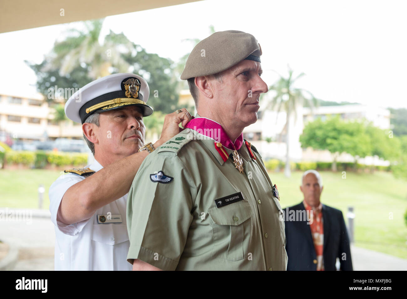 161101-N-DX698-018 CAMP H.M. SMITH, Hawaii (nov. 1, 2016) Il comandante degli STATI UNITI Pacifico Comando (USPACOM), ADM. Harry Harris, Jr. presenta la U.S. Dipartimento della Difesa legione di merito medaglia di Lt. Gen. Tim Keating, Nuova Zelanda Capo delle Forze di difesa, per la sua leadership nella promozione della collaborazione bilaterale tra gli Stati Uniti e la Nuova Zelanda. Durante la sua visita alle Hawaii, Keating incontrerà USPACOM senior leaders, interagiscono con il servizio degli Stati Uniti i membri e i tour strutture militari. (U.S. Navy foto di Sottufficiali di prima classe Jay M. Chu) Foto Stock