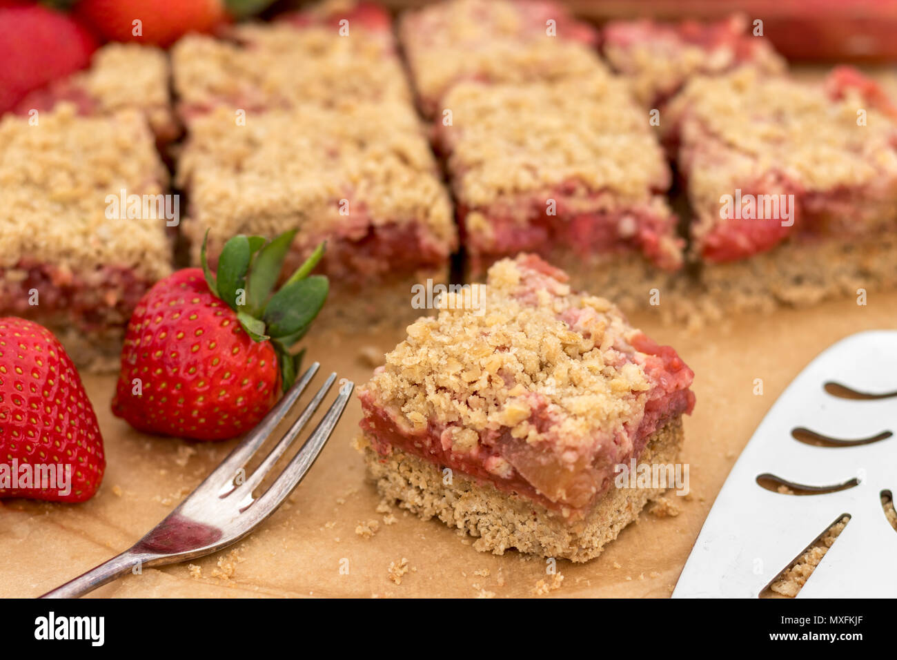 Delizioso e sano estate snack o dessert. In casa senza glutine di rabarbaro e fragola crumble fetta, fatta con frutta fresca. Foto Stock