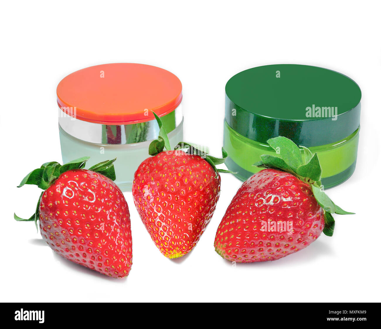 Cura della Pelle crema con estratto di fragola in due contenitori e fragole mature isolati su sfondo bianco - design naturale per la cosmetica biologica annuncio Foto Stock