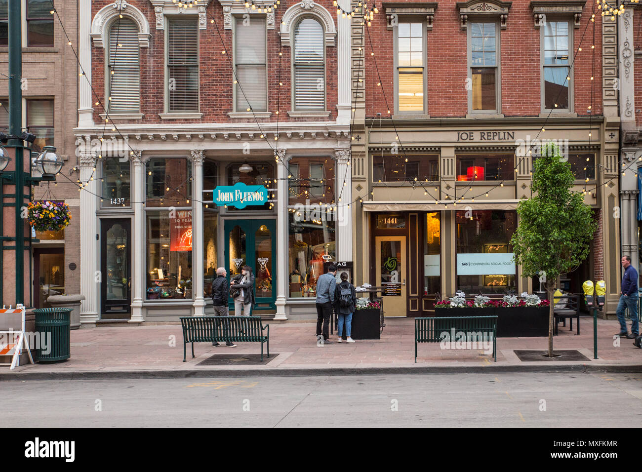 DENVER, COLORADO - 1 Maggio 2018: scene di strada lungo la storica Larimer Square nel centro cittadino di Denver con ristoranti e negozi in vista. Foto Stock