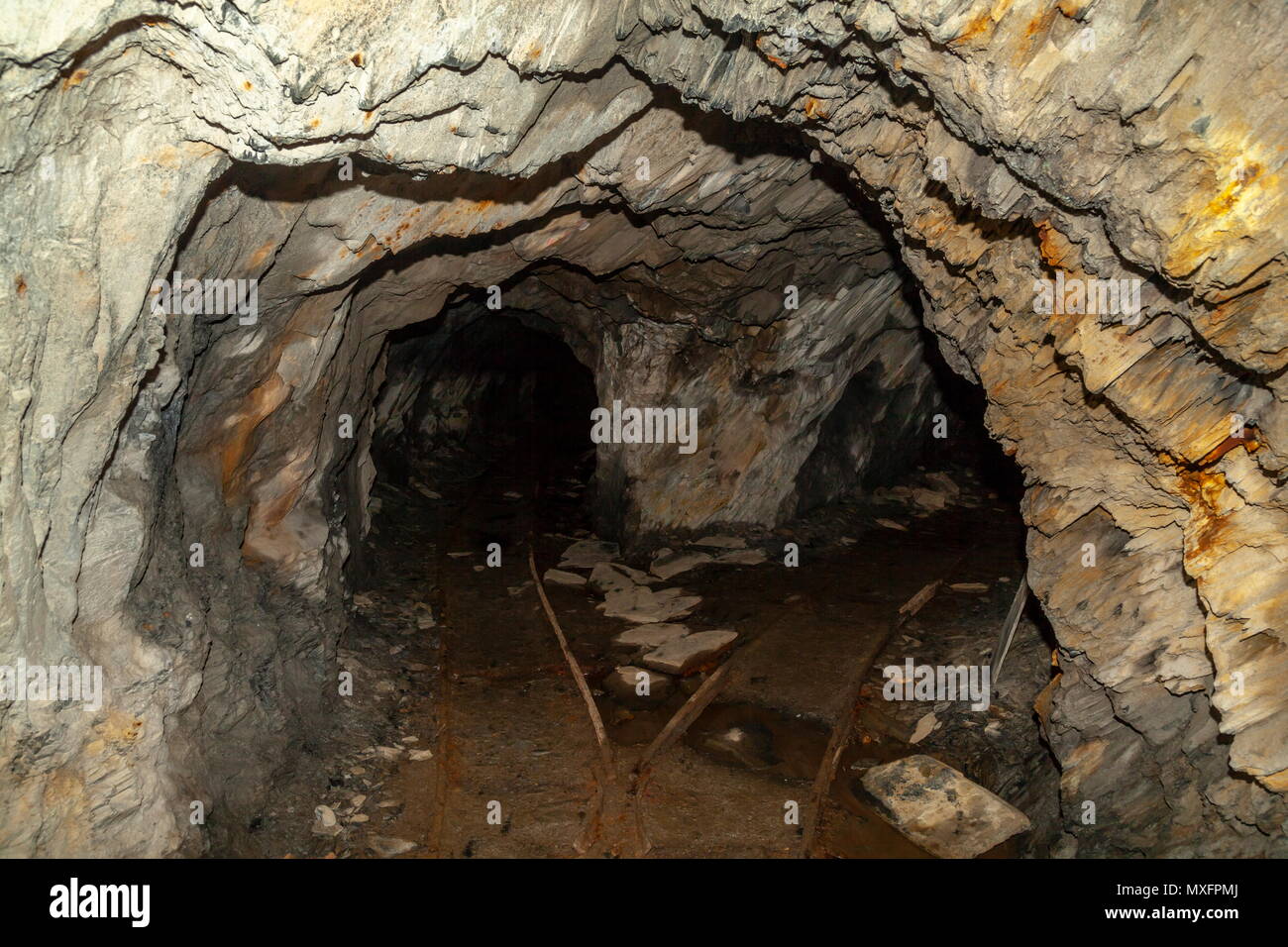 La mia adit si divide in due con rotaie arrugginito ancora in posizione nell'ora in disuso miniera di ardesia di Cwmorthin Foto Stock