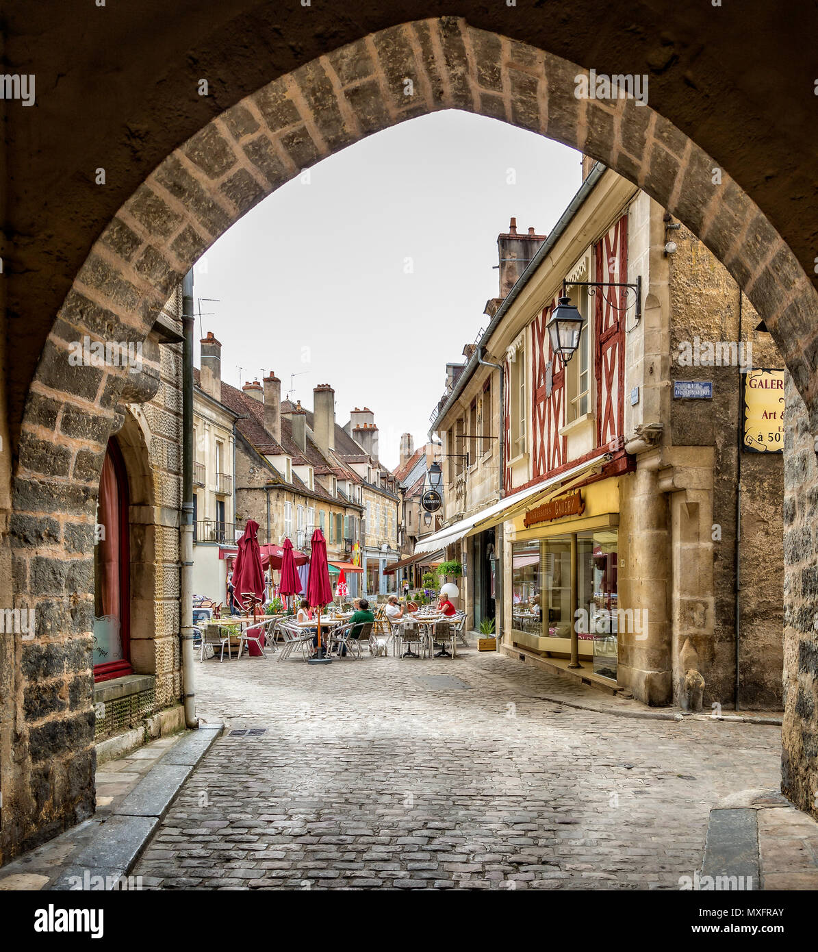 Città vecchia Semur-en-auxois prese a Semur-en-Auxois, Borgogna, in Francia il 27 giugno 2014 Foto Stock