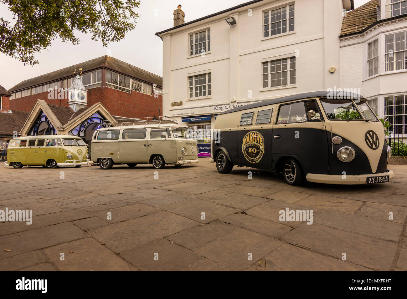 Le tre classiche VW (Volkswagen) camper sul display alla confettura di prugne (2018) evento, Horsham, West Sussex, Regno Unito. Foto Stock