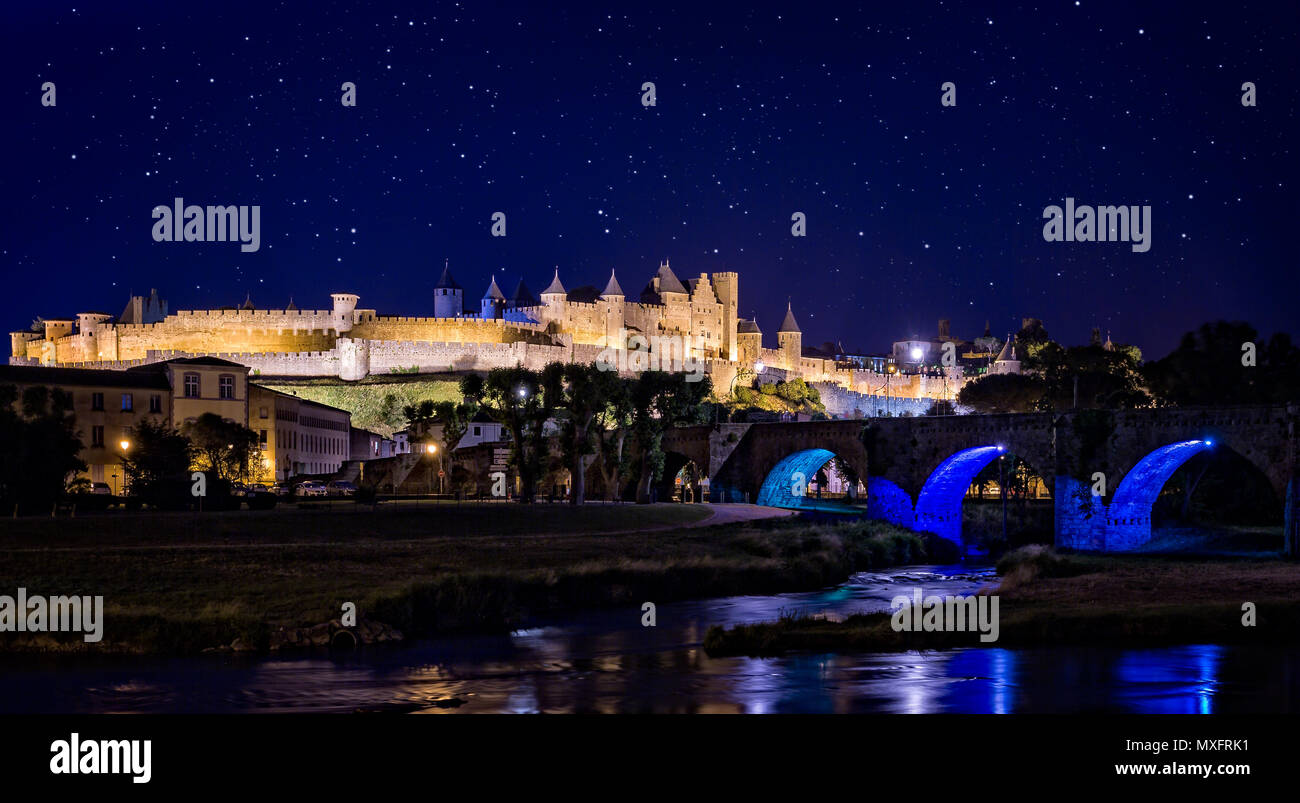 Carcassonne su una notte stellata presi in Carcassonne, Aude, Francia il 10 giugno 2015 Foto Stock