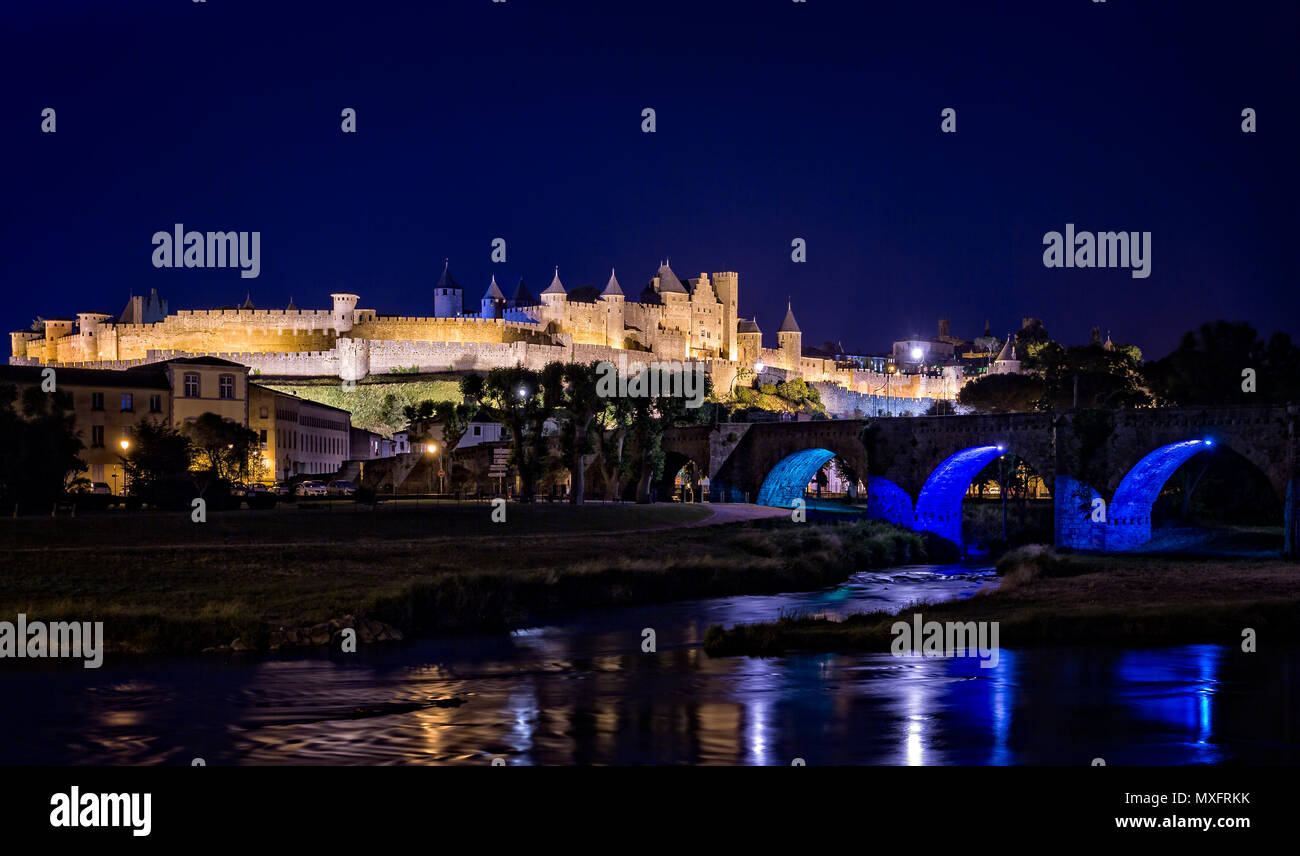 Carcassonne scattata di notte in Carcassonne, Aude, Francia il 10 giugno 2015 Foto Stock