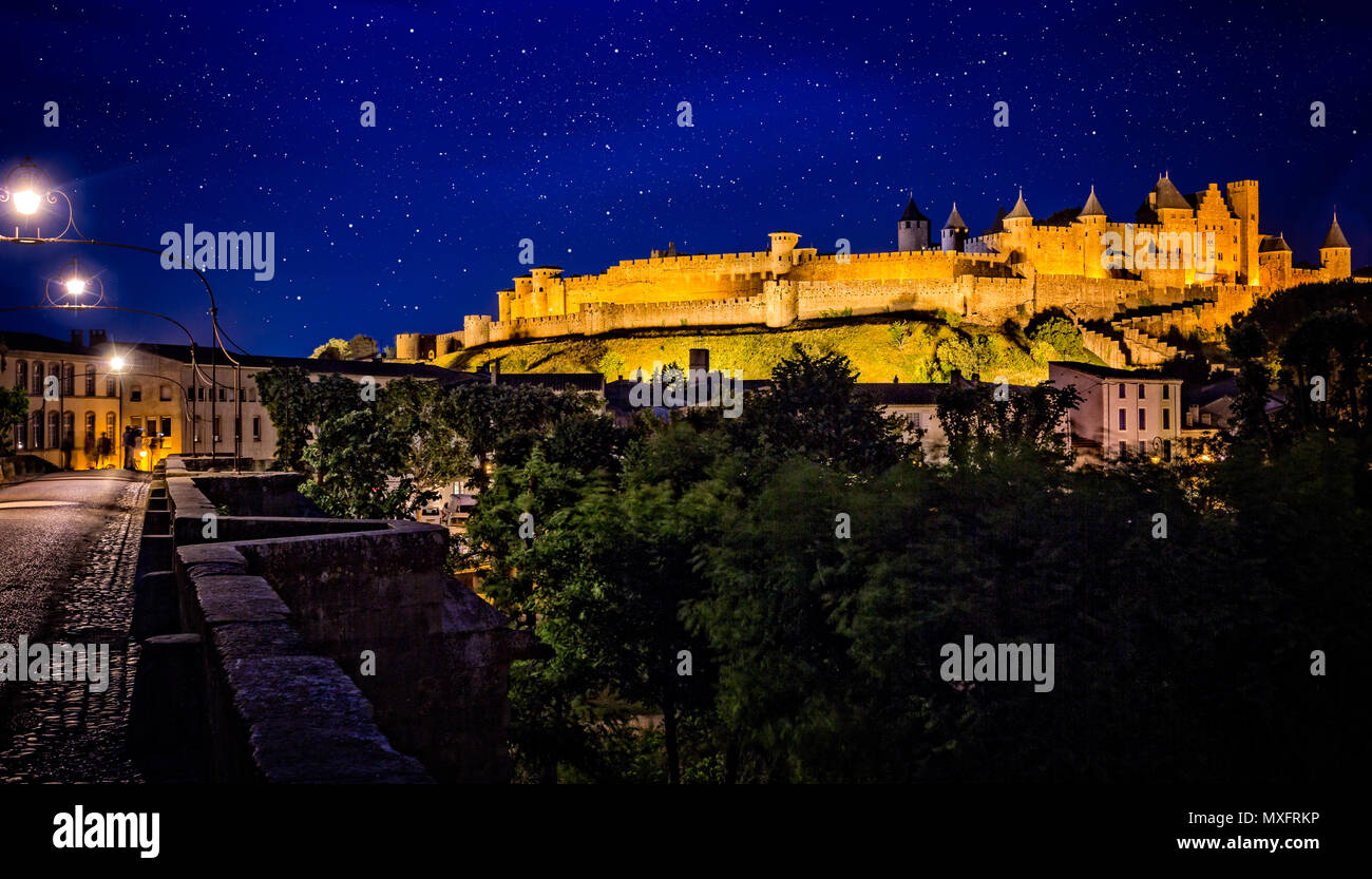 Carcassonne su una notte stellata presi in Carcassonne, Aude, Francia il 10 giugno 2015 Foto Stock