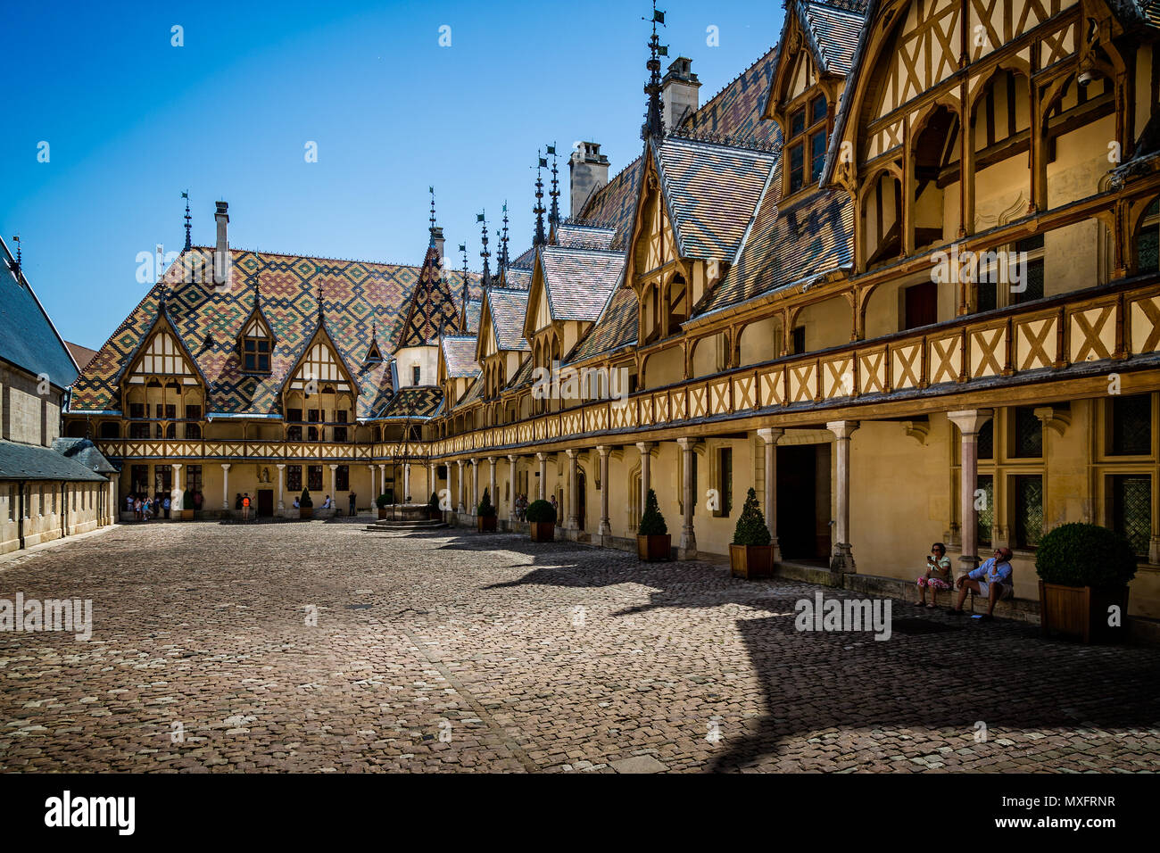 Cortile dei duchi di Borgogna e tetto di tegole dell Hospice de Beaune presi in Beaune, Borgogna, in Francia il 17 giugno 2018 Foto Stock