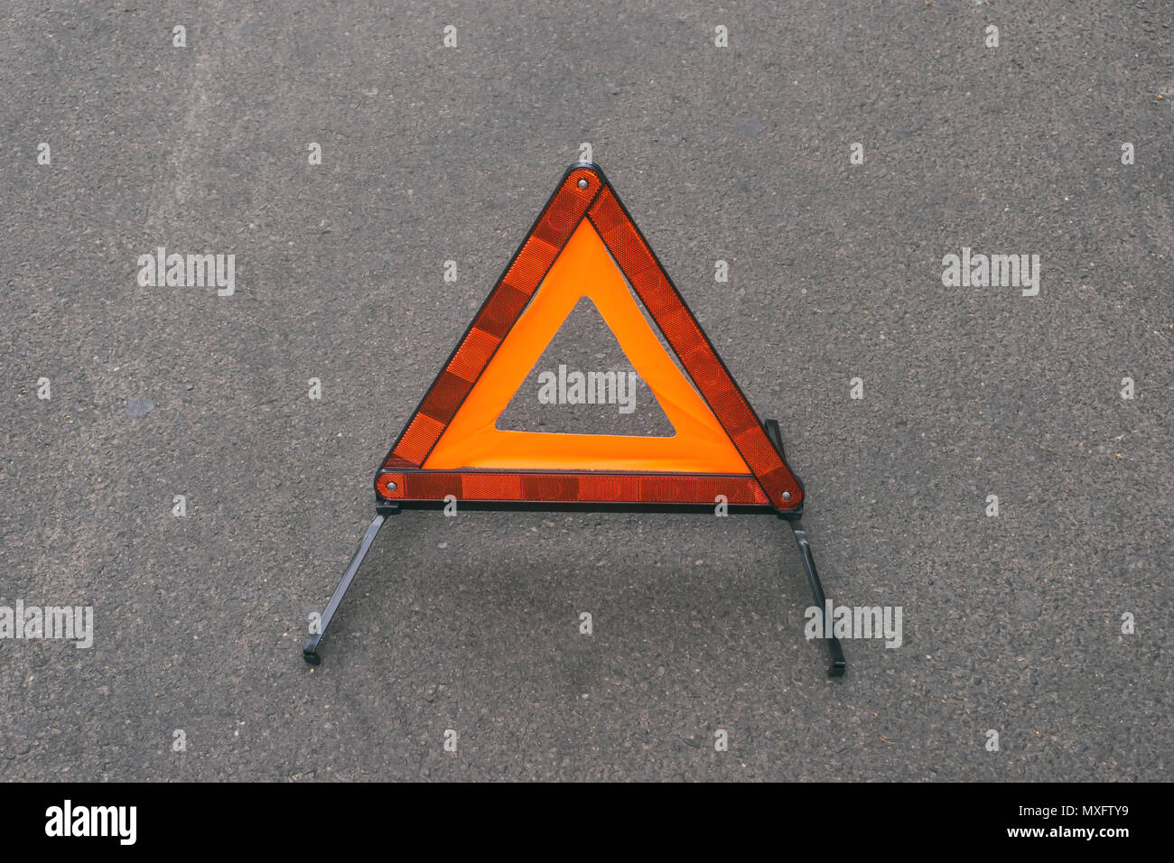 Berlino, Germania, 27 Maggio 2018: impostare il triangolo di avvertenza il traffico al di scena dell'incidente Foto Stock