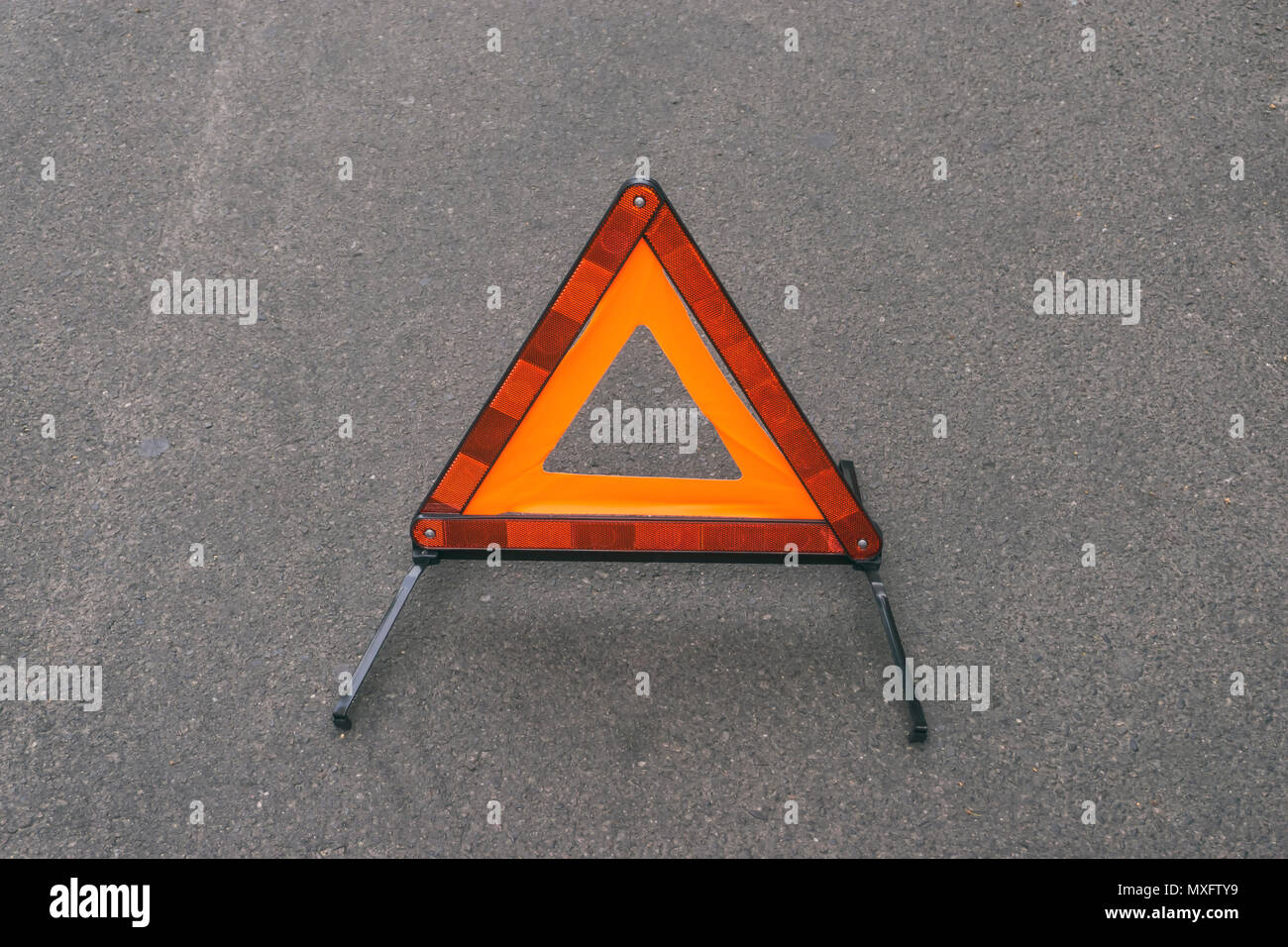 Berlino, Germania, 27 Maggio 2018: impostare il triangolo di avvertenza il traffico al di scena dell'incidente Foto Stock