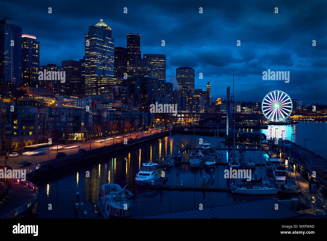 Seattle Waterfront, Grande Ruota Downtown Seattle skyline al tramonto. La ruota panoramica Ferris spicca lungo il litorale. Stato di Washington, USA. Foto Stock