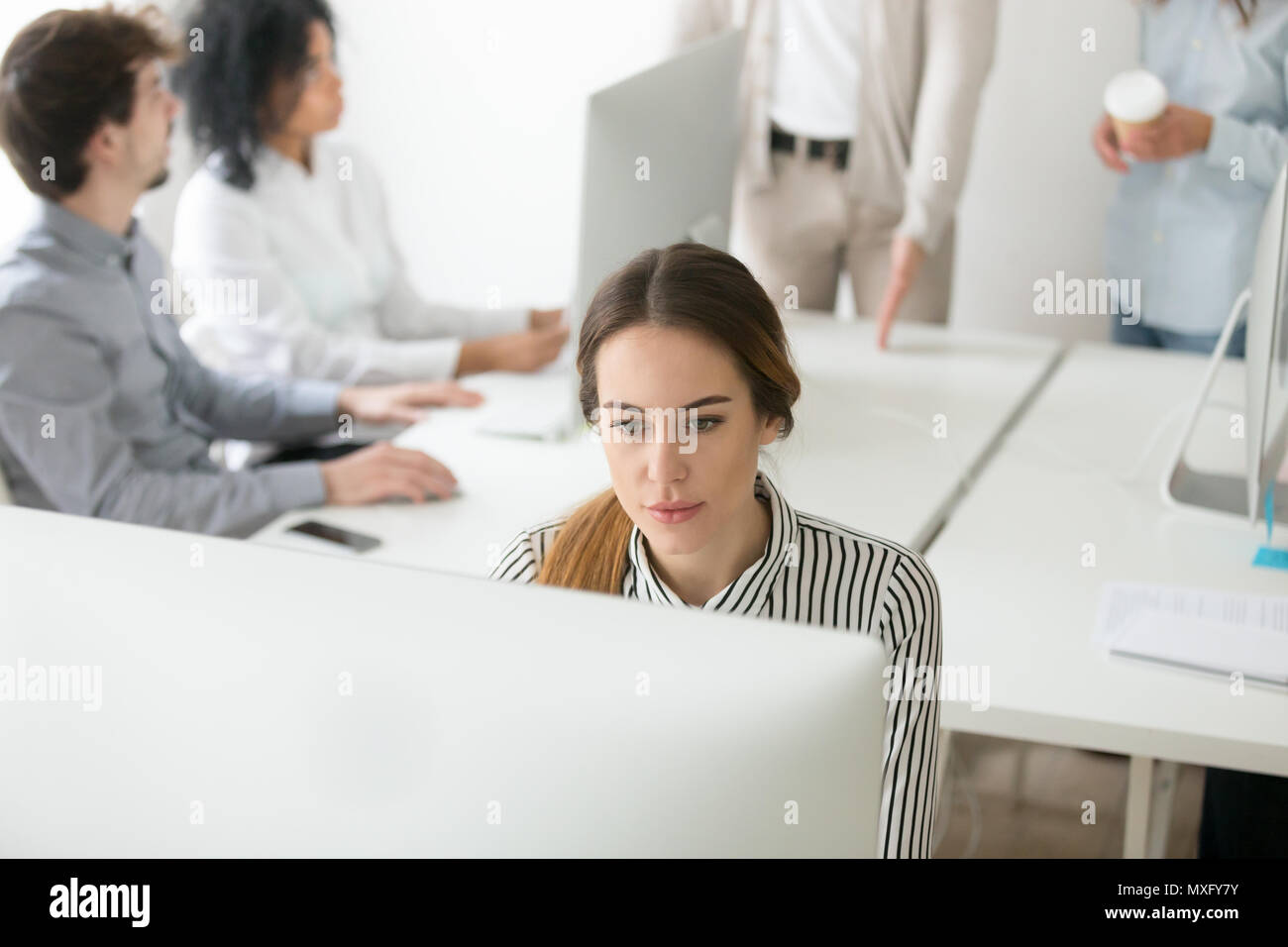 Femmina concentrato a lavorare al computer durante il meeting aziendale Foto Stock