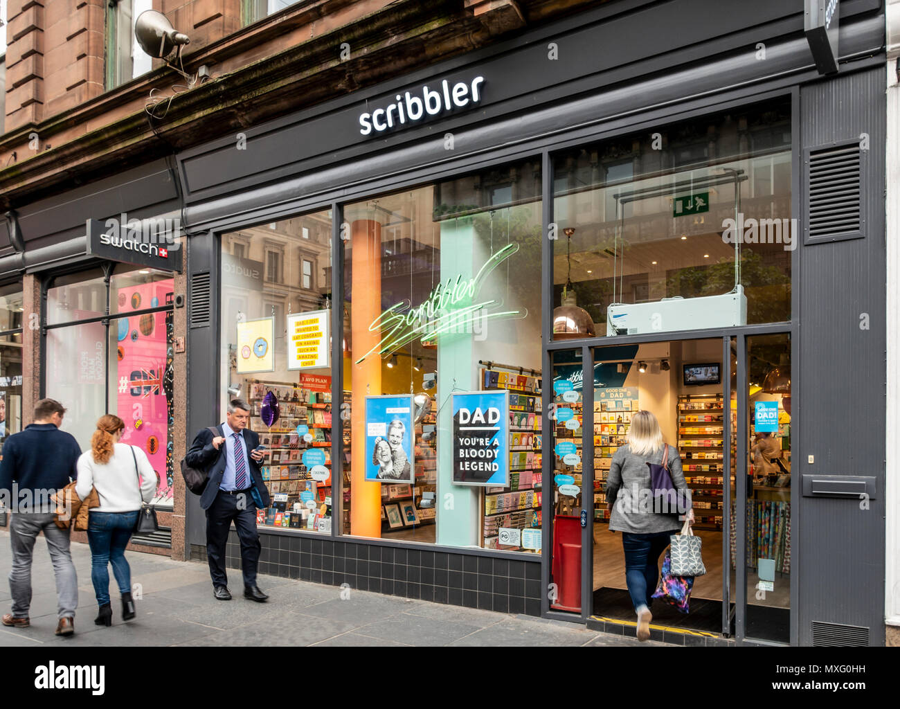 Ramo di scribbler, una tendenza moderna biglietti di auguri shop, il Buchanan St, Glasgow. Il cliente entra, pedoni sul marciapiede. Swatch shop dietro. Foto Stock