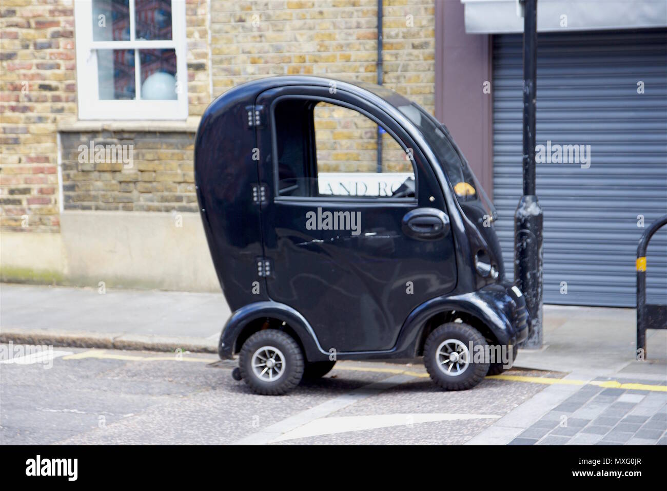 Un parcheggiato, nero di una autovettura in prua, East London Foto Stock