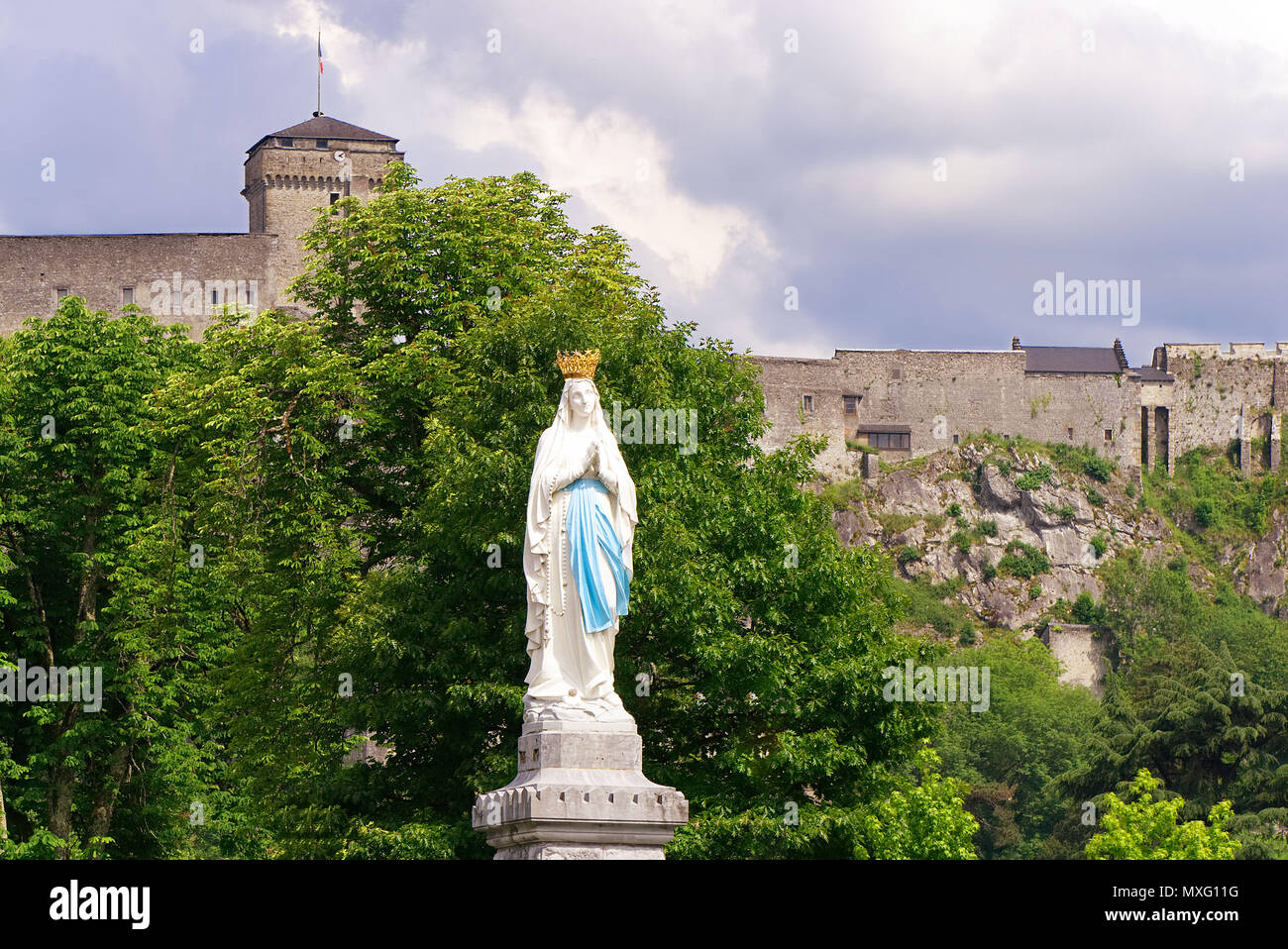 Statua di Nostra Signora dell Immacolata Concezione. Lourdes, Francia, importante luogo di pellegrinaggio cattolico. Foto Stock
