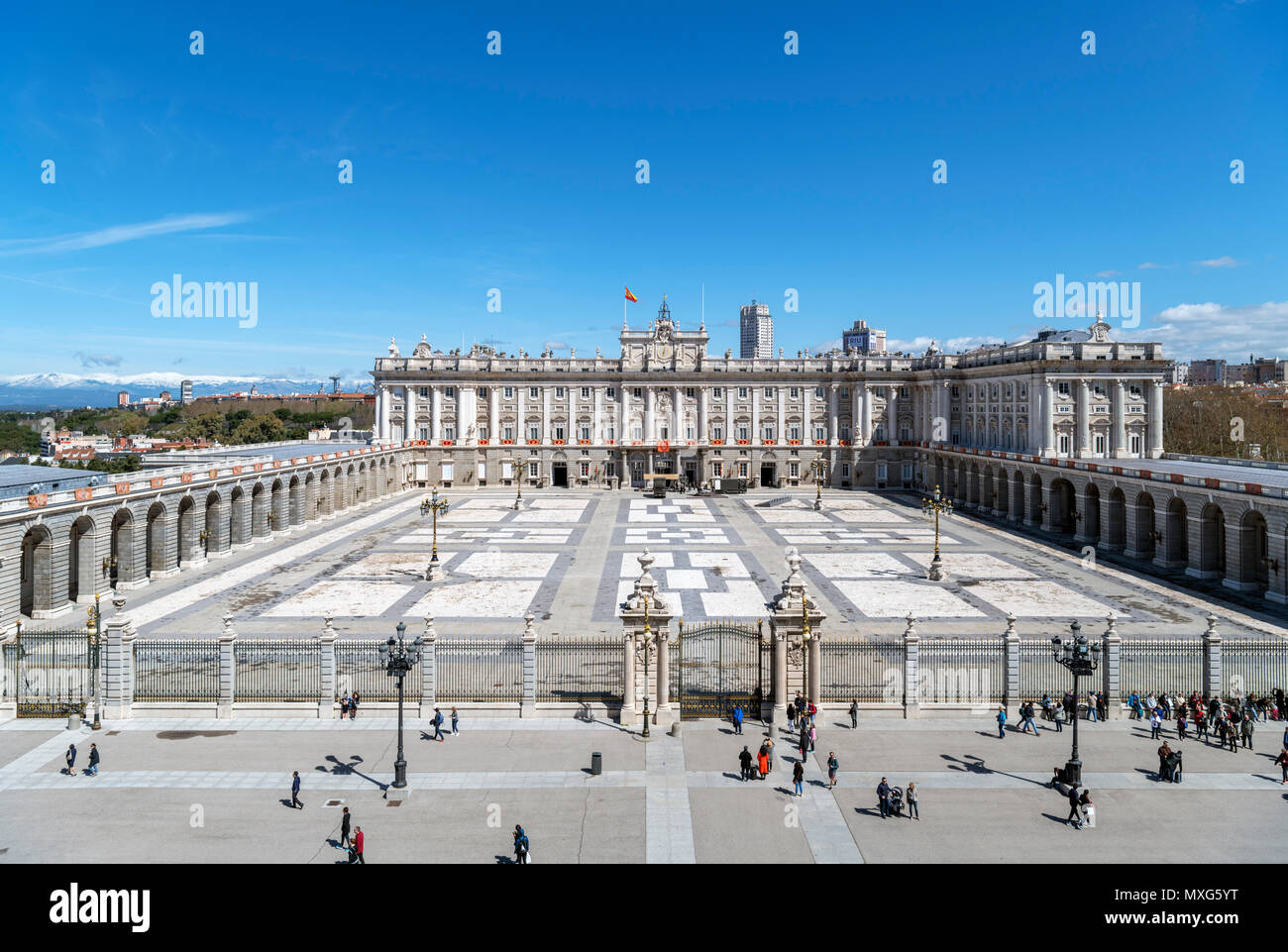 Il Royal Palace ( Palacio Real ) e Plaza de la Armería dalla cattedrale, Madrid, Spagna. Foto Stock