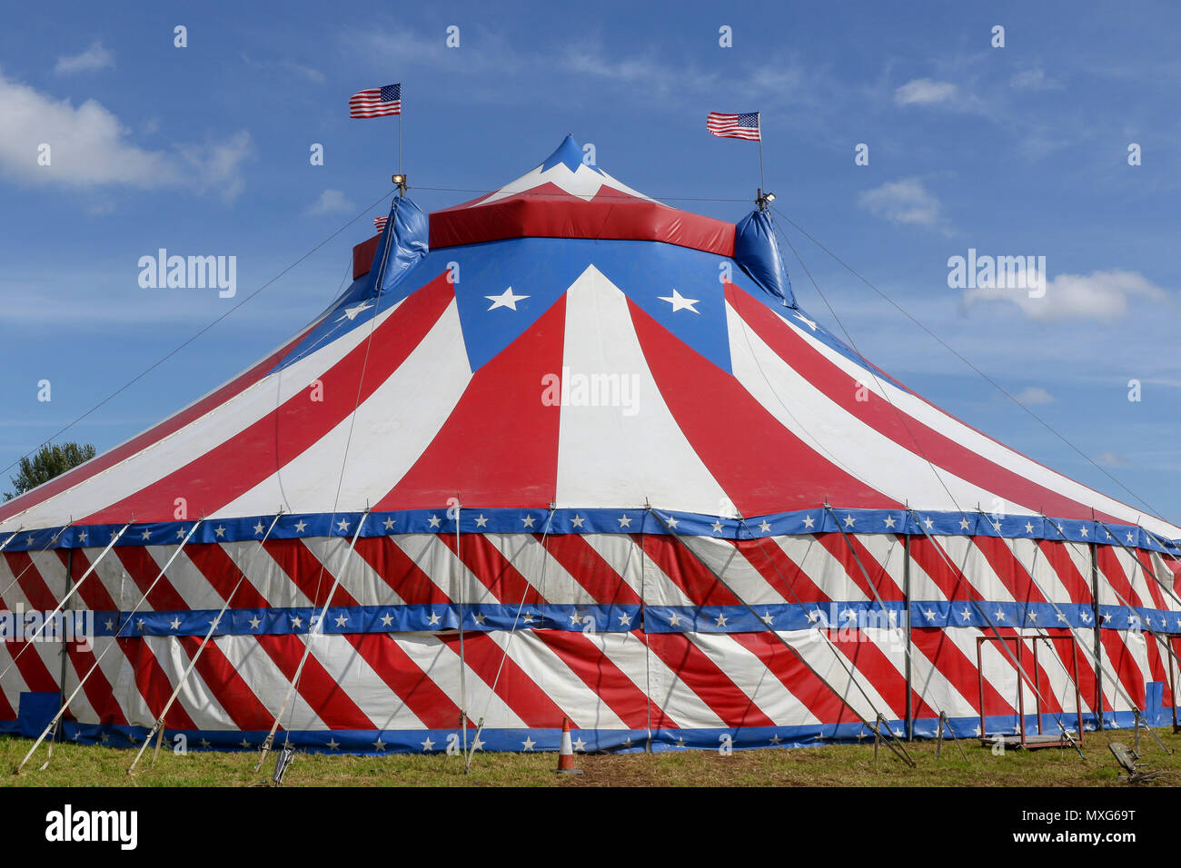 American colori - rosso bianco e blu - di una tenda del circo con American bandiere. Foto Stock