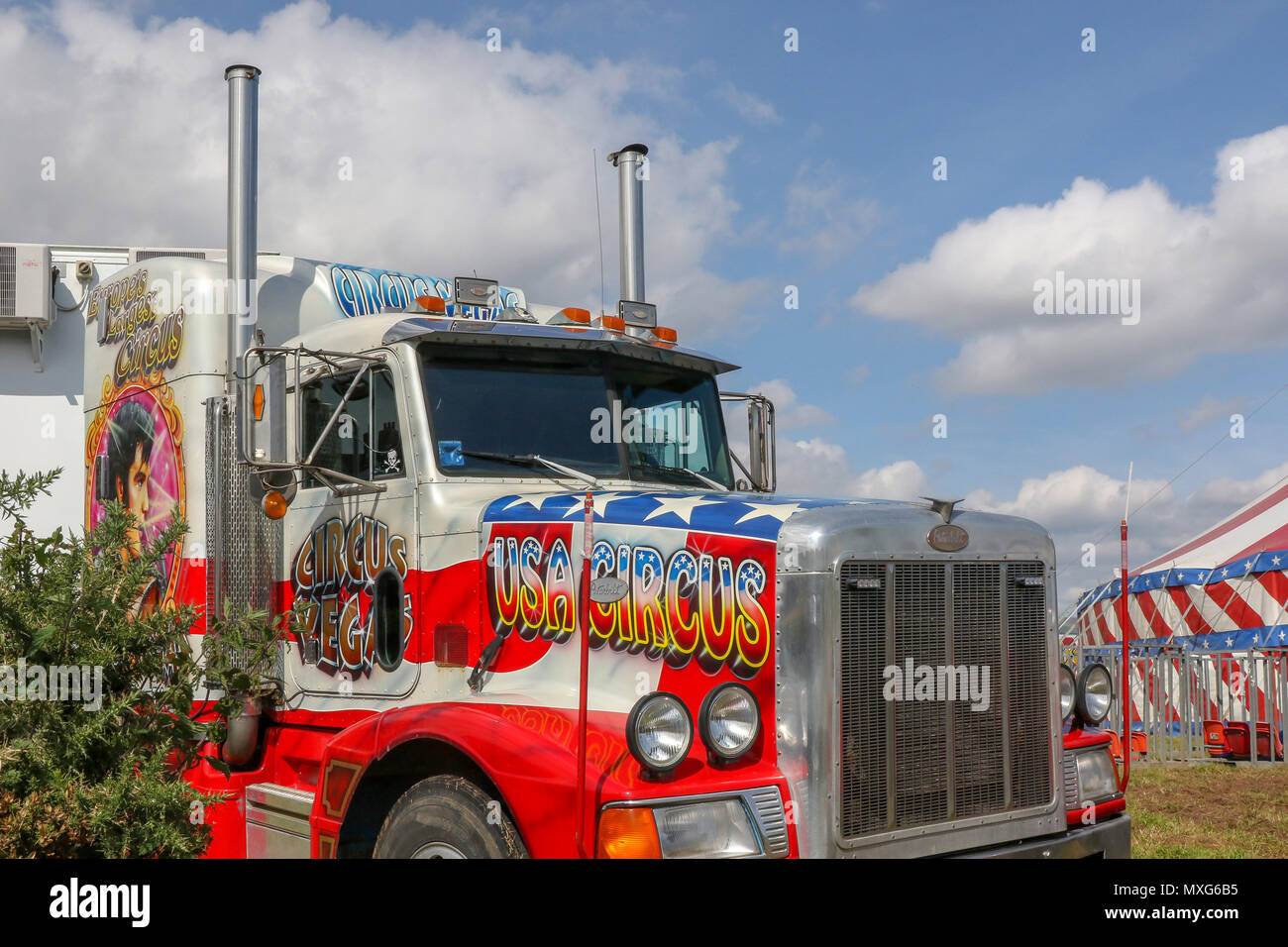 Un colorato luminosamente Peterbilt American style carrello utilizzato per circus lavora con Circus Vegas, una touring circus. Foto Stock