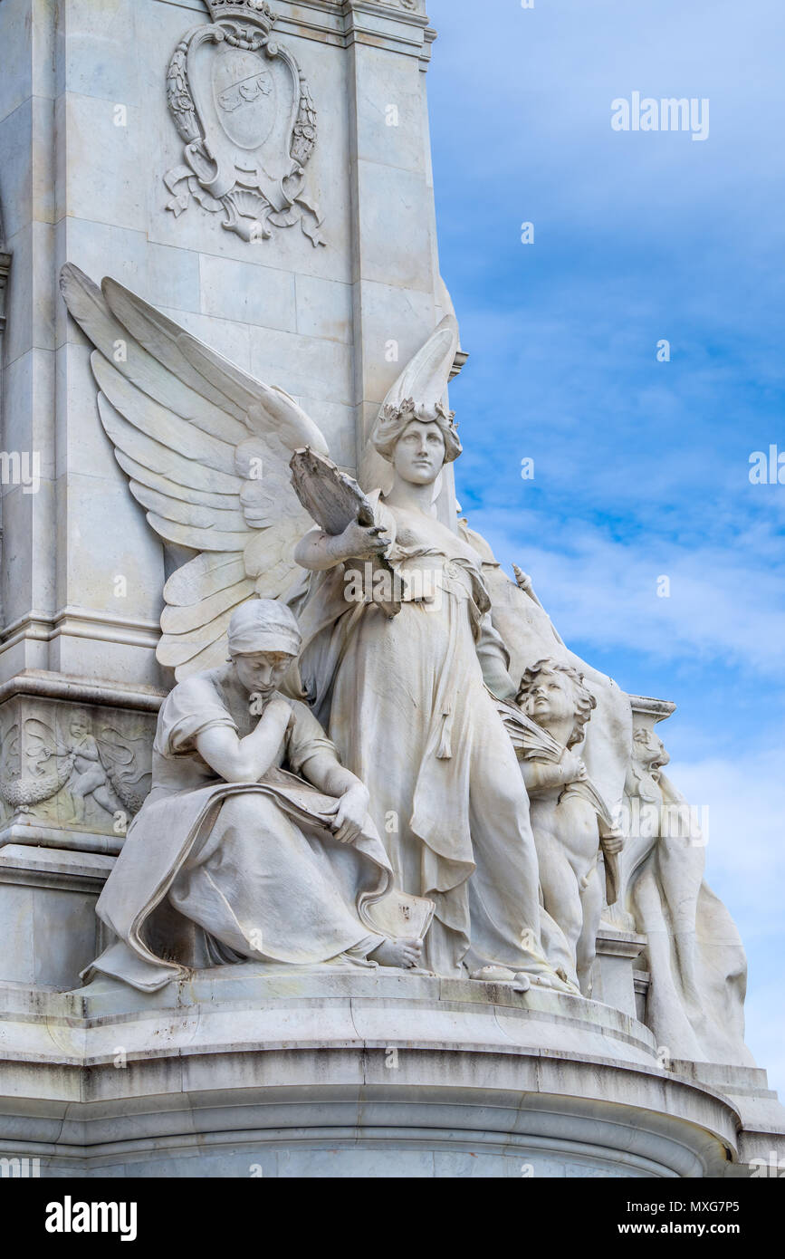 La statua rappresenta la verità sulla Queen Victoria Memorial di fronte a Buckingham Palace di Londra Foto Stock
