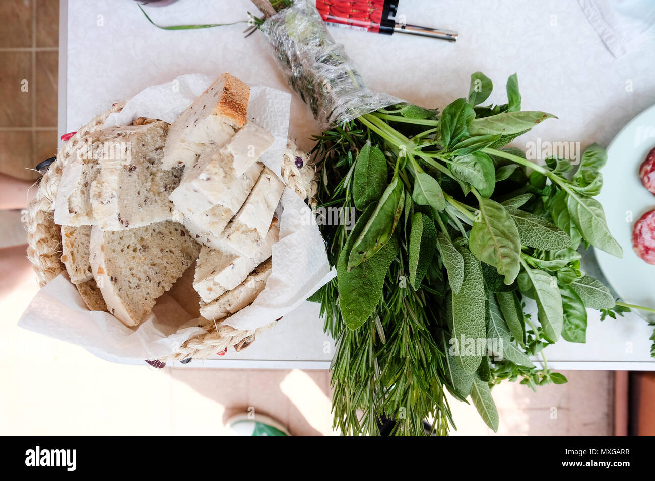 Salame coldcut e pane per un aperitivo e happy hour al di fuori di relax con la famiglia e gli amici Foto Stock