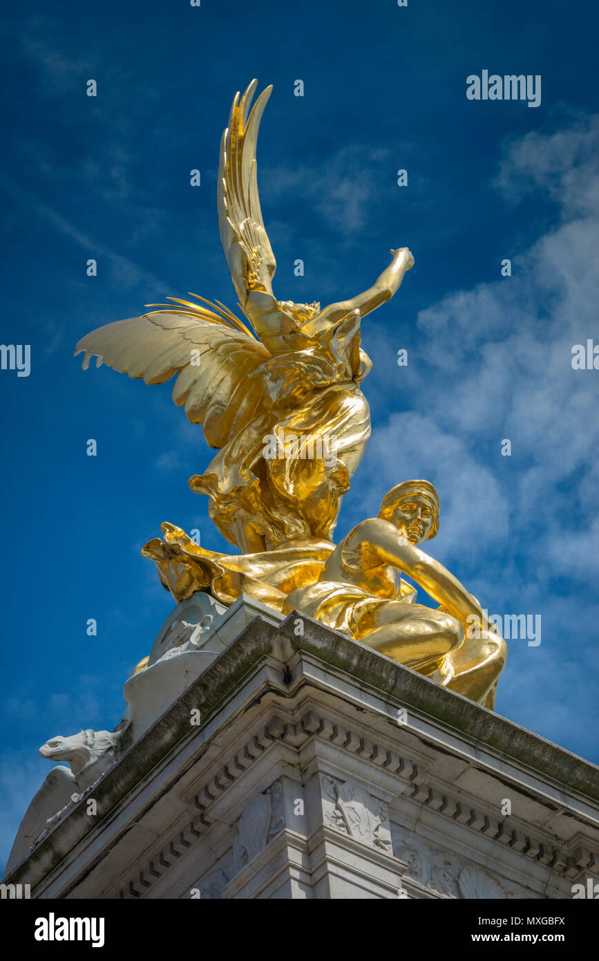 Vista laterale del bronzo dorato sezione della regina Victoria Memorial che mostra la Vittoria Alata statua sopra e costanza guardando verso il basso Foto Stock