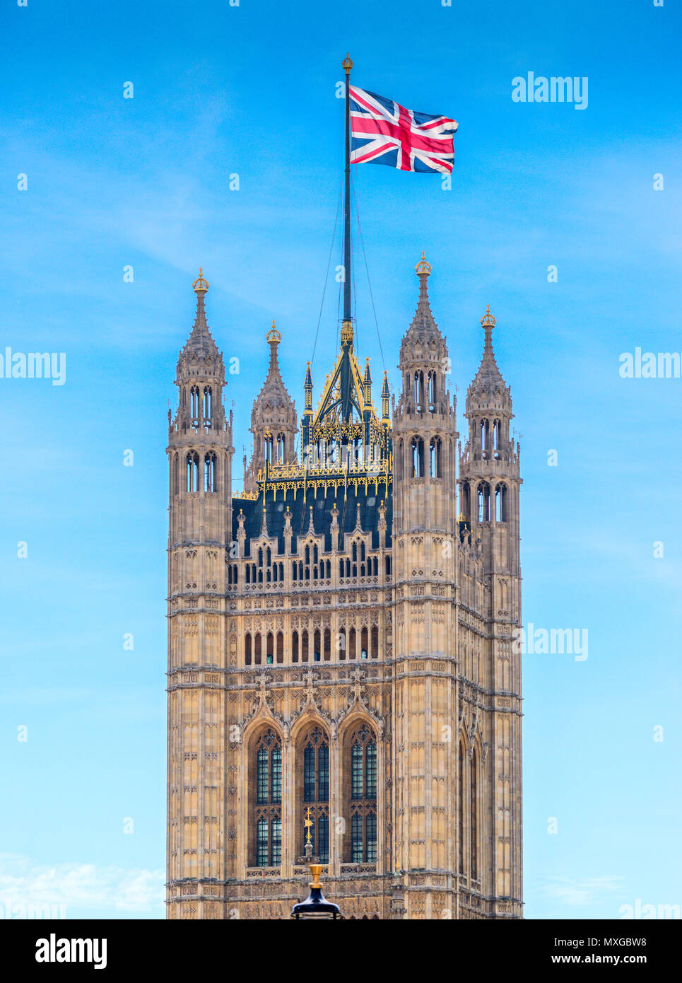 La bandiera europea vola alto oltre le case del parlamento di Westminster Foto Stock