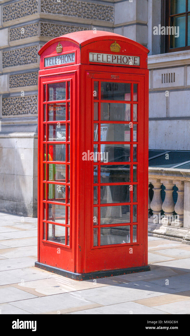 Il vecchio tradizionale British telefono rosso scatola con il suo design elegante Foto Stock