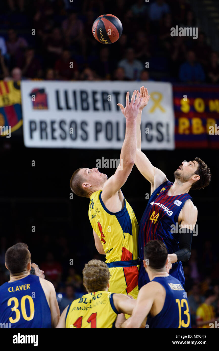 Barcellona, 1 giugno: Colton Iverson giocatore di basket Morabanc Andorra e ante Tomic giocatore del FC Barcelona Basket salta per la palla durante il gioco 3 o Foto Stock