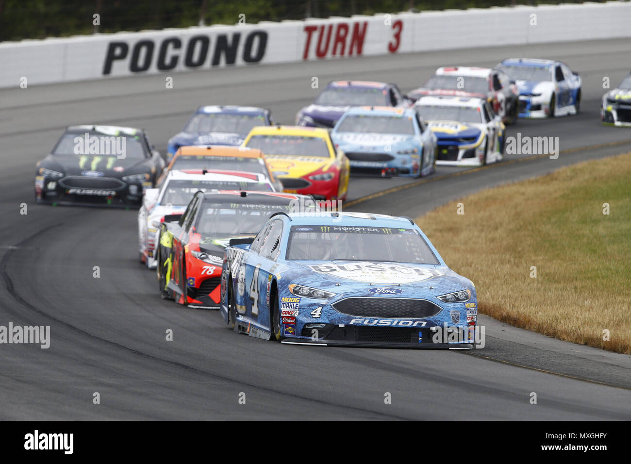 Lunga vasca, Pennsylvania, USA. Il 3 giugno, 2018. Kevin Harvick (4) battaglie per posizione durante la Pocono 400 in Pocono Raceway in lunga vasca, Pennsylvania. Credito: Justin R. Noe Asp Inc/ASP/ZUMA filo/Alamy Live News Foto Stock