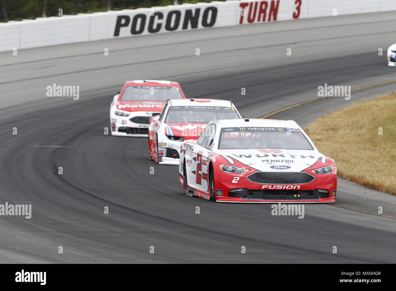 Lunga vasca, Pennsylvania, USA. Il 3 giugno, 2018. Brad Keselowski (2) battaglie per posizione durante la Pocono 400 in Pocono Raceway in lunga vasca, Pennsylvania. Credito: Justin R. Noe Asp Inc/ASP/ZUMA filo/Alamy Live News Foto Stock