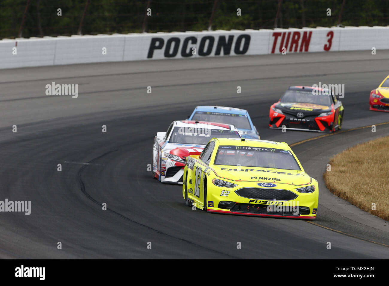 Lunga vasca, Pennsylvania, USA. Il 3 giugno, 2018. Ryan Blaney (12) battaglie per posizione durante la Pocono 400 in Pocono Raceway in lunga vasca, Pennsylvania. Credito: Justin R. Noe Asp Inc/ASP/ZUMA filo/Alamy Live News Foto Stock