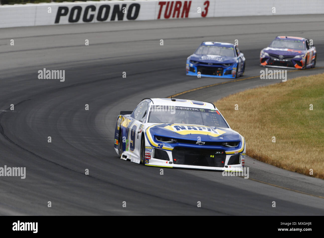 Lunga vasca, Pennsylvania, USA. Il 3 giugno, 2018. Chase Elliott (9) battaglie per posizione durante la Pocono 400 in Pocono Raceway in lunga vasca, Pennsylvania. Credito: Justin R. Noe Asp Inc/ASP/ZUMA filo/Alamy Live News Foto Stock