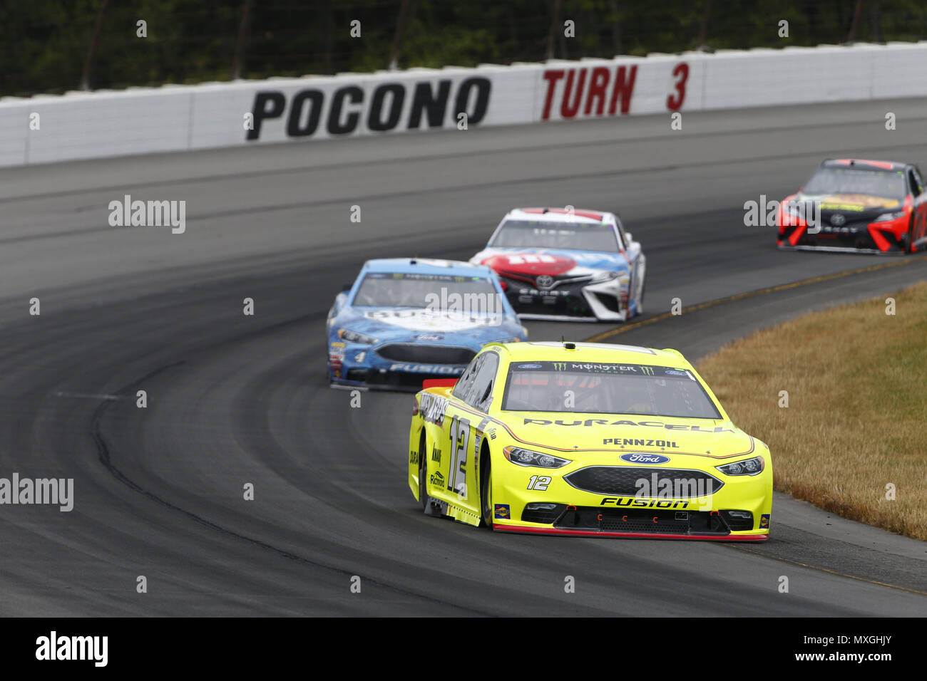 Lunga vasca, Pennsylvania, USA. Il 3 giugno, 2018. Ryan Blaney (12) battaglie per posizione durante la Pocono 400 in Pocono Raceway in lunga vasca, Pennsylvania. Credito: Justin R. Noe Asp Inc/ASP/ZUMA filo/Alamy Live News Foto Stock