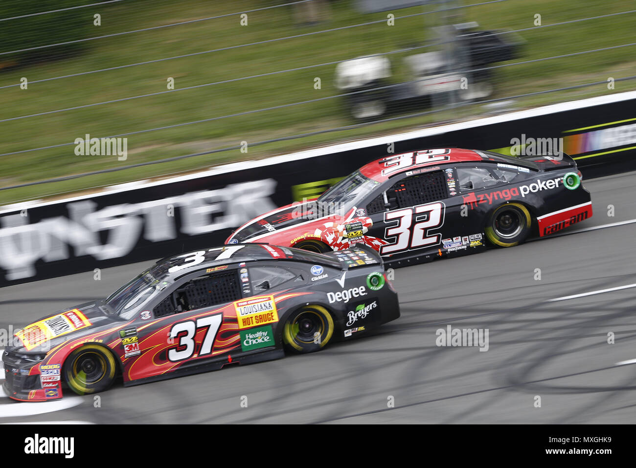 Lunga vasca, Pennsylvania, USA. Il 3 giugno, 2018. Matt DiBenedetto (32) battaglie per posizione durante la Pocono 400 in Pocono Raceway in lunga vasca, Pennsylvania. Credito: Justin R. Noe Asp Inc/ASP/ZUMA filo/Alamy Live News Foto Stock