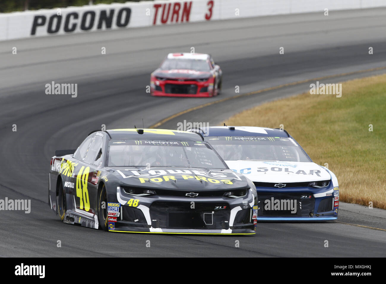 Lunga vasca, Pennsylvania, USA. Il 3 giugno, 2018. Kyle Larson (42) battaglie per posizione durante la Pocono 400 in Pocono Raceway in lunga vasca, Pennsylvania. Credito: Justin R. Noe Asp Inc/ASP/ZUMA filo/Alamy Live News Foto Stock